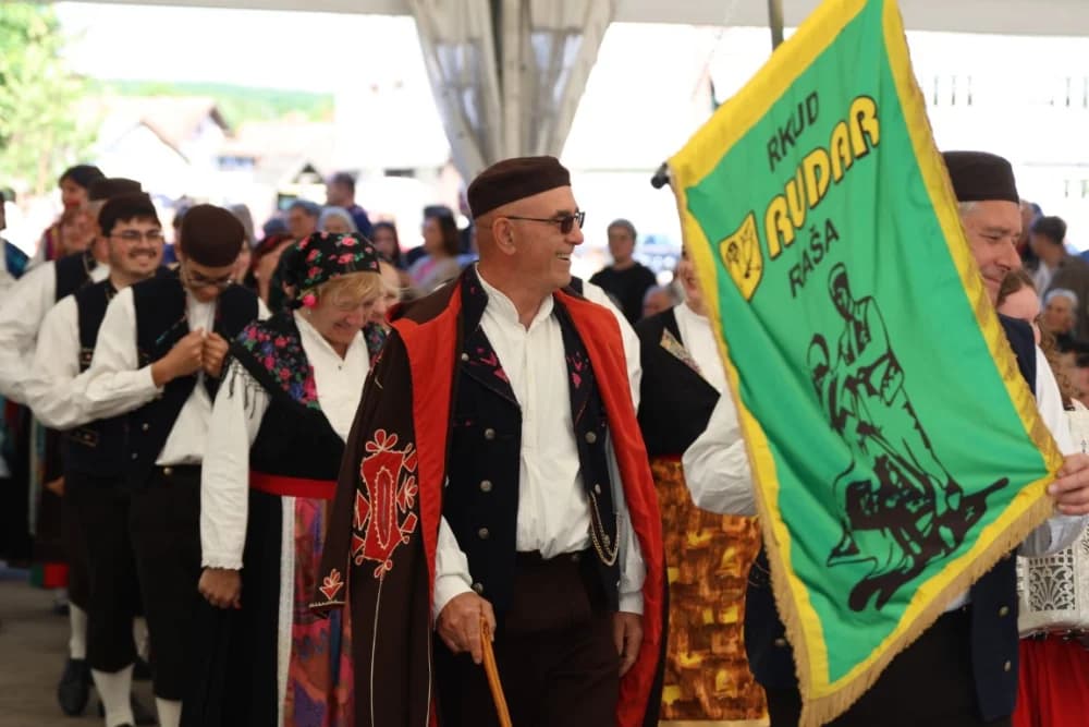 (VELIKA FOTOGALERIJA) Povorka koja je krasila ulice Velike: S ponosom predstavili tradiciju kraja iz kojeg dolaze