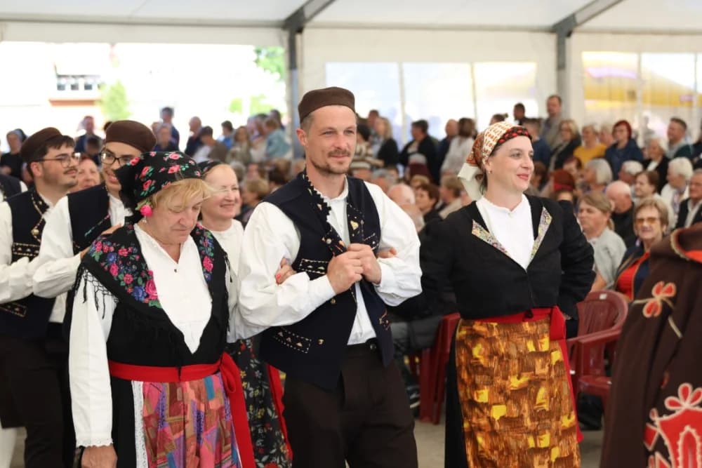 (VELIKA FOTOGALERIJA) Povorka koja je krasila ulice Velike: S ponosom predstavili tradiciju kraja iz kojeg dolaze
