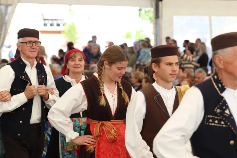 (VELIKA FOTOGALERIJA) Povorka koja je krasila ulice Velike: S ponosom predstavili tradiciju kraja iz kojeg dolaze