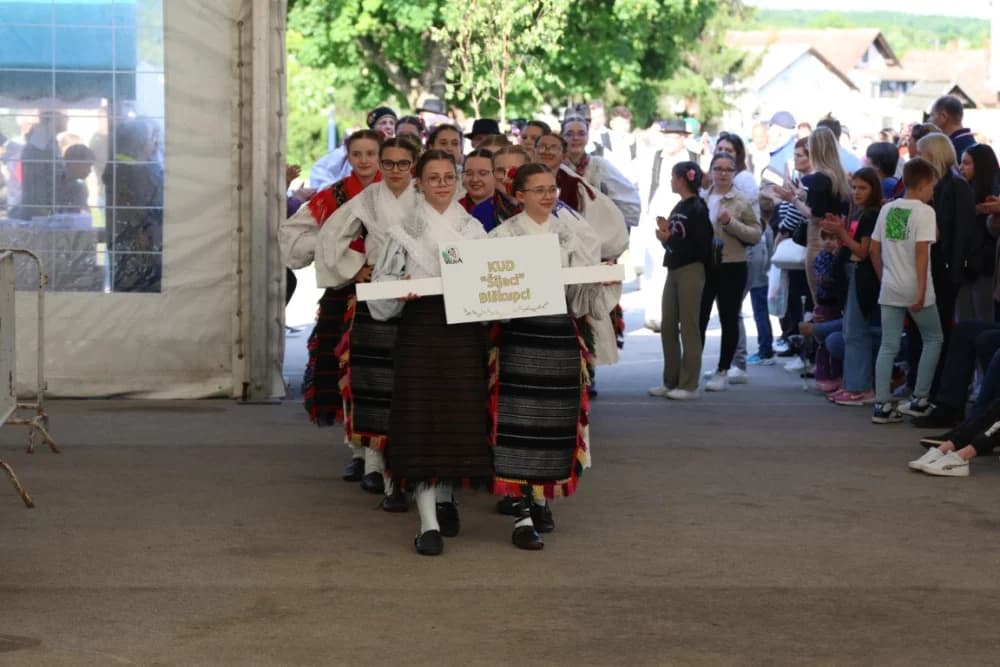 (VELIKA FOTOGALERIJA) Povorka koja je krasila ulice Velike: S ponosom predstavili tradiciju kraja iz kojeg dolaze