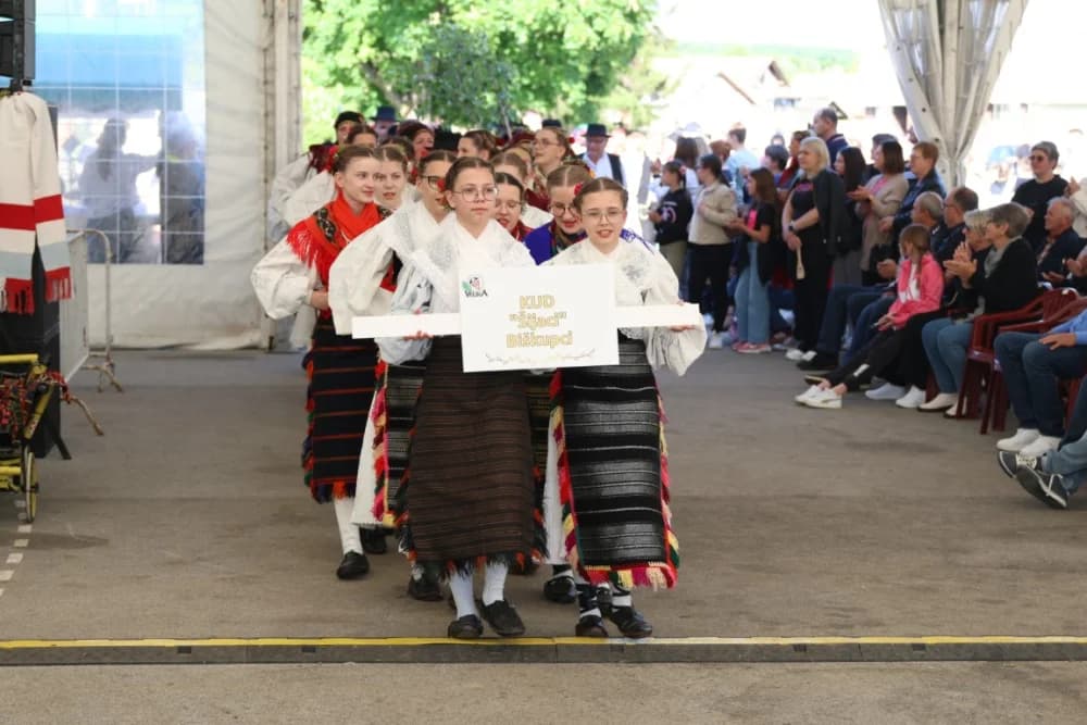 (VELIKA FOTOGALERIJA) Povorka koja je krasila ulice Velike: S ponosom predstavili tradiciju kraja iz kojeg dolaze