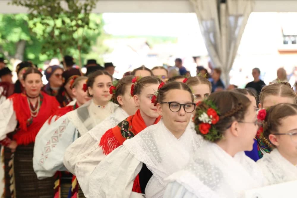 (VELIKA FOTOGALERIJA) Povorka koja je krasila ulice Velike: S ponosom predstavili tradiciju kraja iz kojeg dolaze