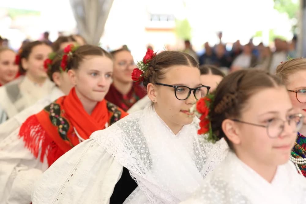 (VELIKA FOTOGALERIJA) Povorka koja je krasila ulice Velike: S ponosom predstavili tradiciju kraja iz kojeg dolaze