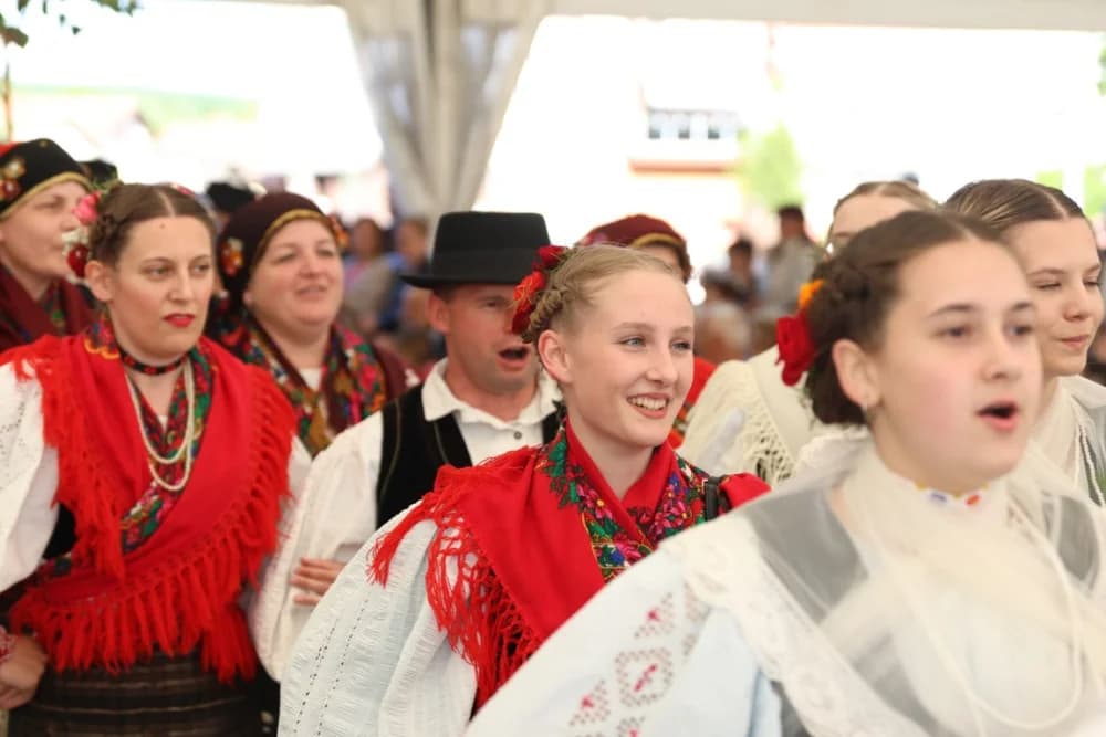 (VELIKA FOTOGALERIJA) Povorka koja je krasila ulice Velike: S ponosom predstavili tradiciju kraja iz kojeg dolaze