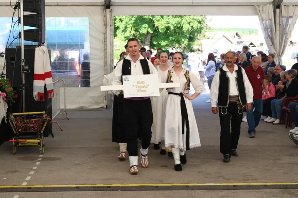 (VELIKA FOTOGALERIJA) Povorka koja je krasila ulice Velike: S ponosom predstavili tradiciju kraja iz kojeg dolaze