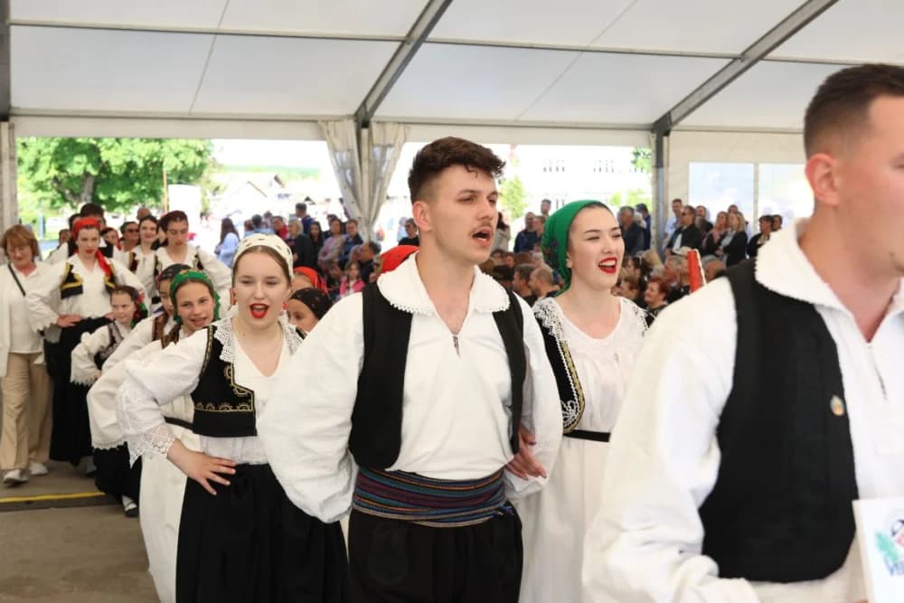 (VELIKA FOTOGALERIJA) Povorka koja je krasila ulice Velike: S ponosom predstavili tradiciju kraja iz kojeg dolaze