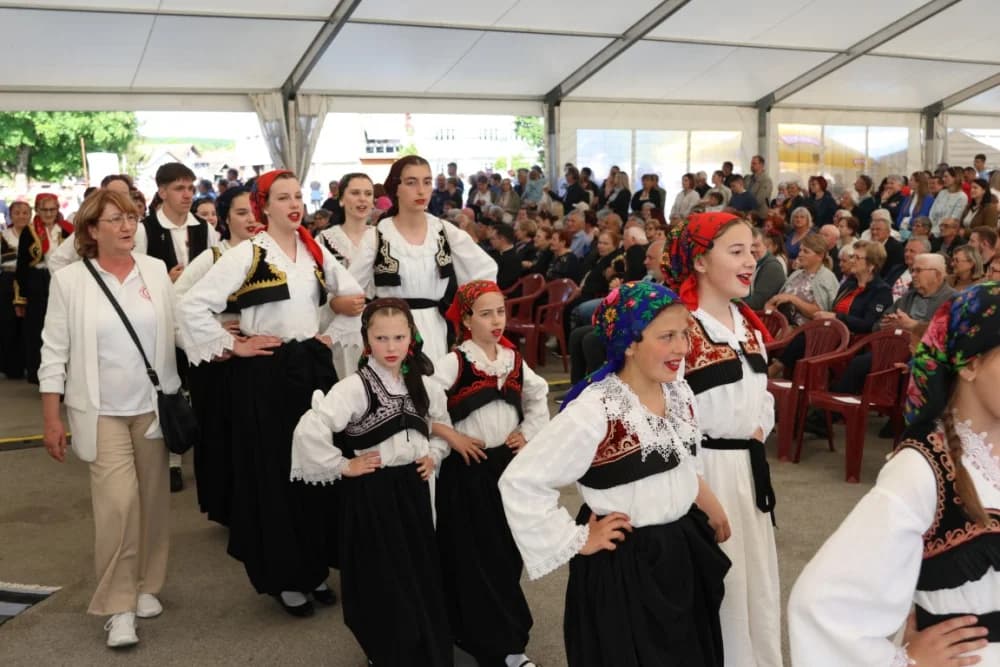 (VELIKA FOTOGALERIJA) Povorka koja je krasila ulice Velike: S ponosom predstavili tradiciju kraja iz kojeg dolaze