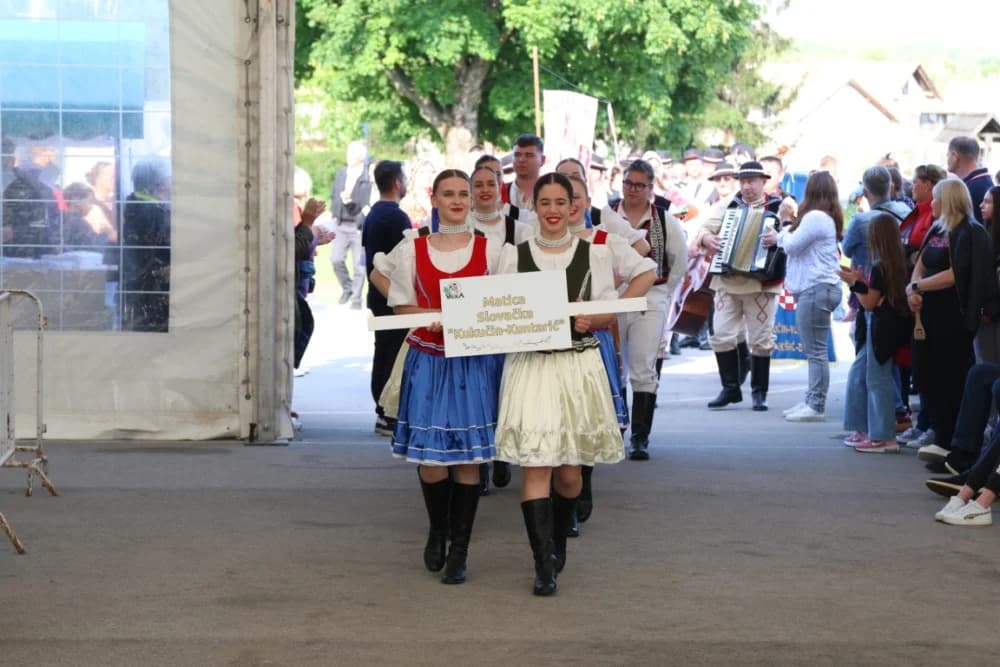 (VELIKA FOTOGALERIJA) Povorka koja je krasila ulice Velike: S ponosom predstavili tradiciju kraja iz kojeg dolaze