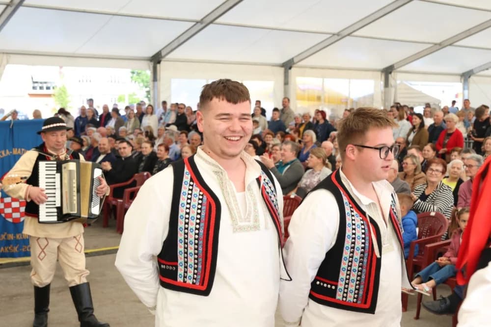 (VELIKA FOTOGALERIJA) Povorka koja je krasila ulice Velike: S ponosom predstavili tradiciju kraja iz kojeg dolaze
