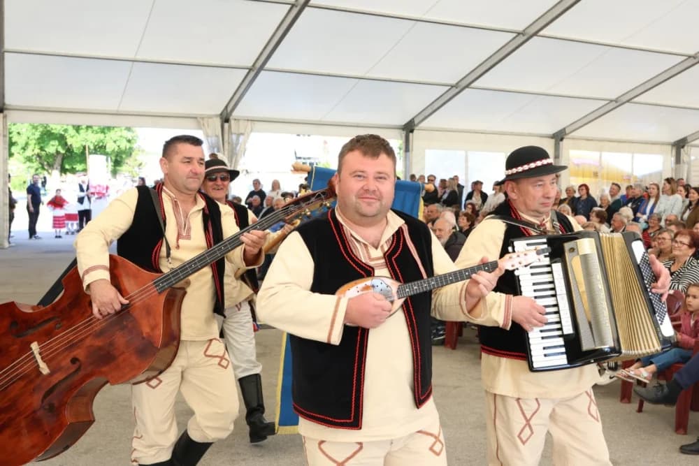 (VELIKA FOTOGALERIJA) Povorka koja je krasila ulice Velike: S ponosom predstavili tradiciju kraja iz kojeg dolaze