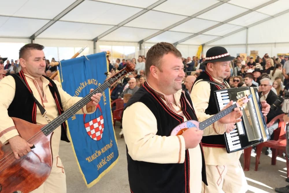 (VELIKA FOTOGALERIJA) Povorka koja je krasila ulice Velike: S ponosom predstavili tradiciju kraja iz kojeg dolaze