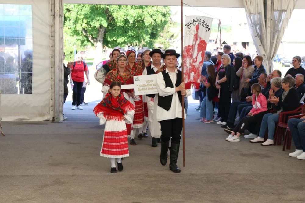 (VELIKA FOTOGALERIJA) Povorka koja je krasila ulice Velike: S ponosom predstavili tradiciju kraja iz kojeg dolaze