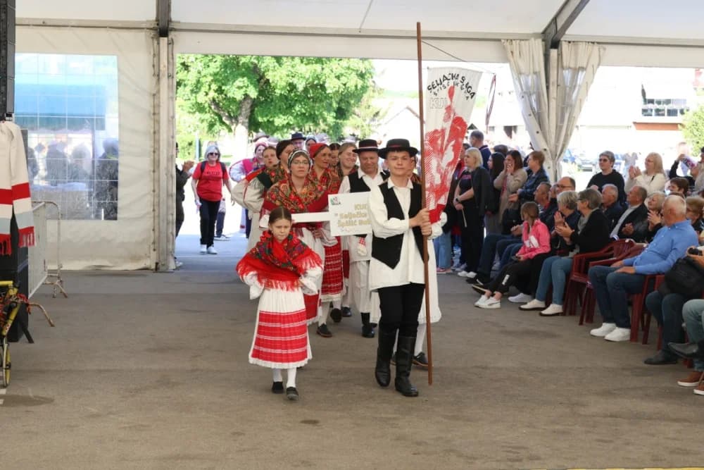(VELIKA FOTOGALERIJA) Povorka koja je krasila ulice Velike: S ponosom predstavili tradiciju kraja iz kojeg dolaze