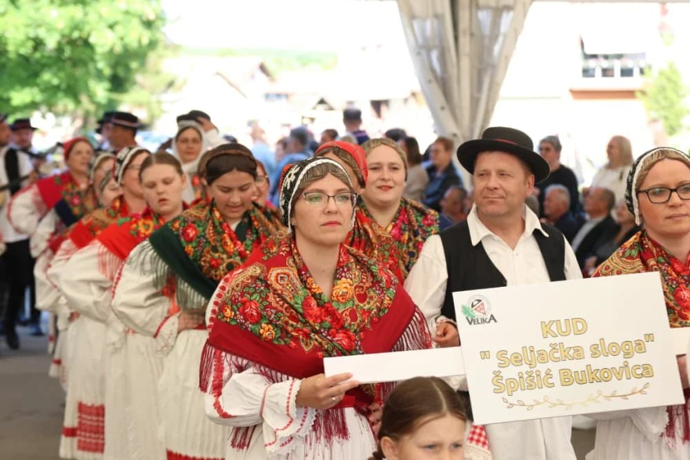 (VELIKA FOTOGALERIJA) Povorka koja je krasila ulice Velike: S ponosom predstavili tradiciju kraja iz kojeg dolaze