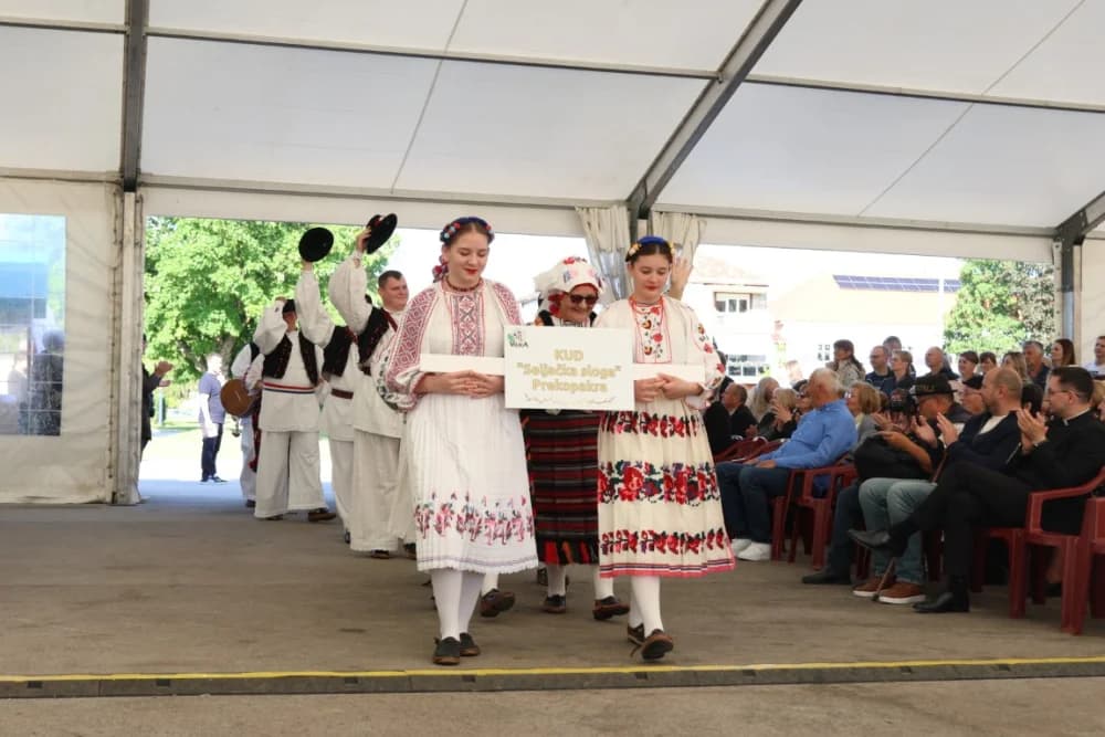 (VELIKA FOTOGALERIJA) Povorka koja je krasila ulice Velike: S ponosom predstavili tradiciju kraja iz kojeg dolaze