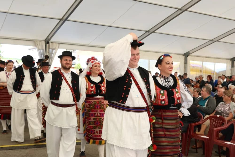 (VELIKA FOTOGALERIJA) Povorka koja je krasila ulice Velike: S ponosom predstavili tradiciju kraja iz kojeg dolaze
