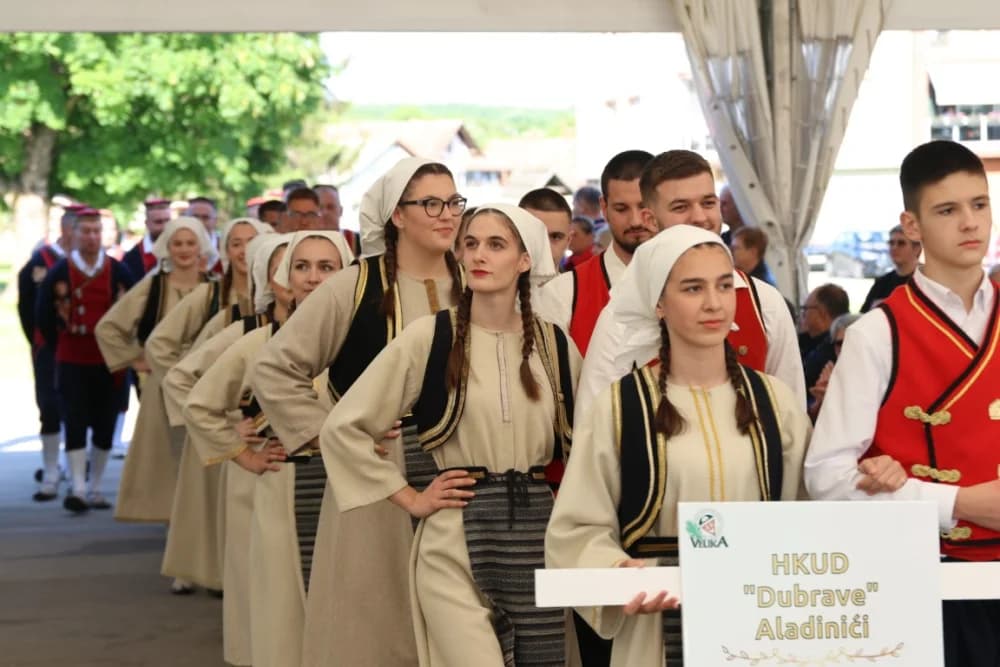 (VELIKA FOTOGALERIJA) Povorka koja je krasila ulice Velike: S ponosom predstavili tradiciju kraja iz kojeg dolaze