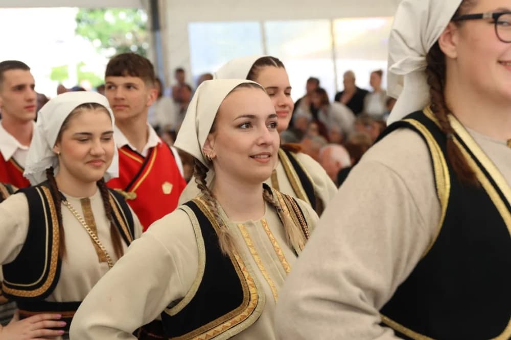 (VELIKA FOTOGALERIJA) Povorka koja je krasila ulice Velike: S ponosom predstavili tradiciju kraja iz kojeg dolaze