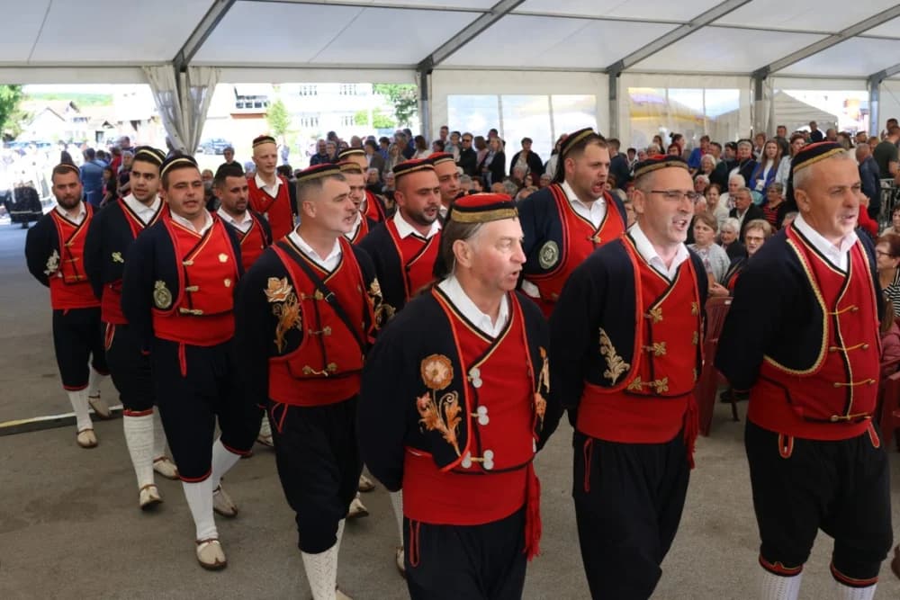 (VELIKA FOTOGALERIJA) Povorka koja je krasila ulice Velike: S ponosom predstavili tradiciju kraja iz kojeg dolaze