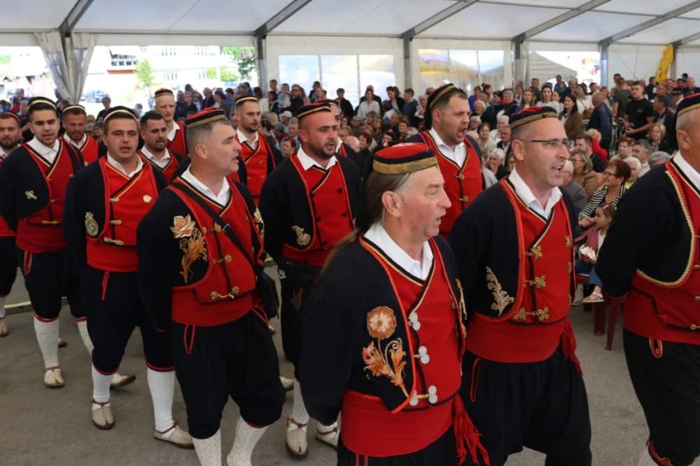 (VELIKA FOTOGALERIJA) Povorka koja je krasila ulice Velike: S ponosom predstavili tradiciju kraja iz kojeg dolaze