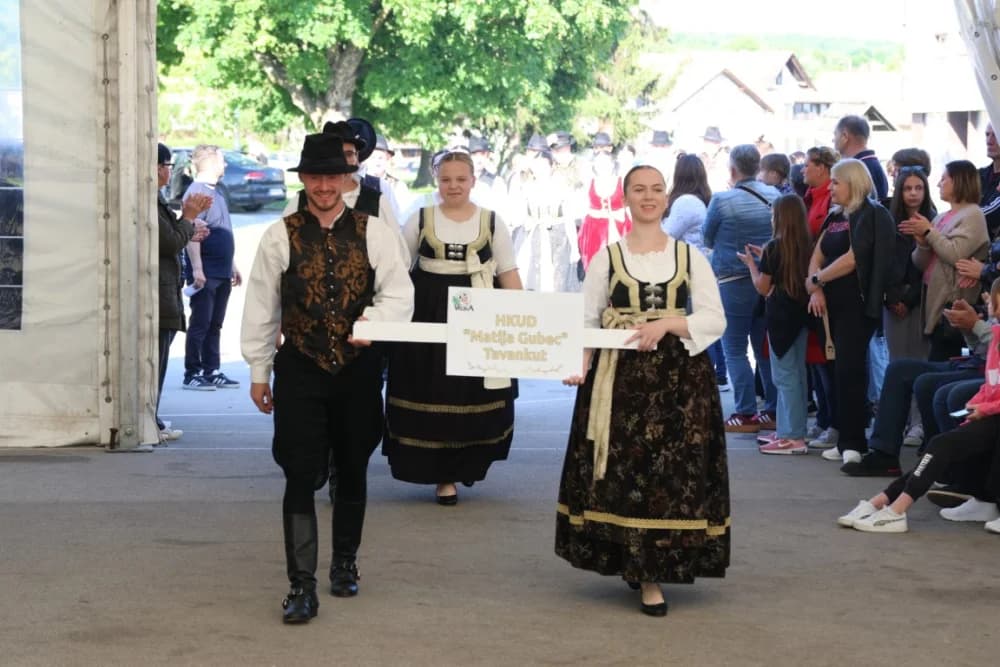 (VELIKA FOTOGALERIJA) Povorka koja je krasila ulice Velike: S ponosom predstavili tradiciju kraja iz kojeg dolaze