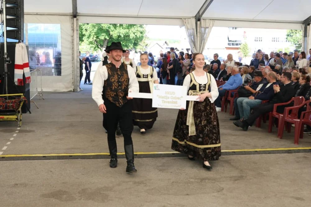 (VELIKA FOTOGALERIJA) Povorka koja je krasila ulice Velike: S ponosom predstavili tradiciju kraja iz kojeg dolaze