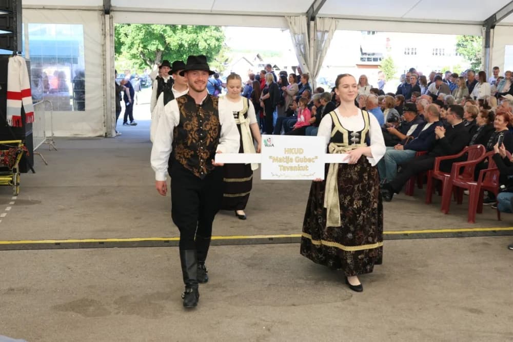 (VELIKA FOTOGALERIJA) Povorka koja je krasila ulice Velike: S ponosom predstavili tradiciju kraja iz kojeg dolaze