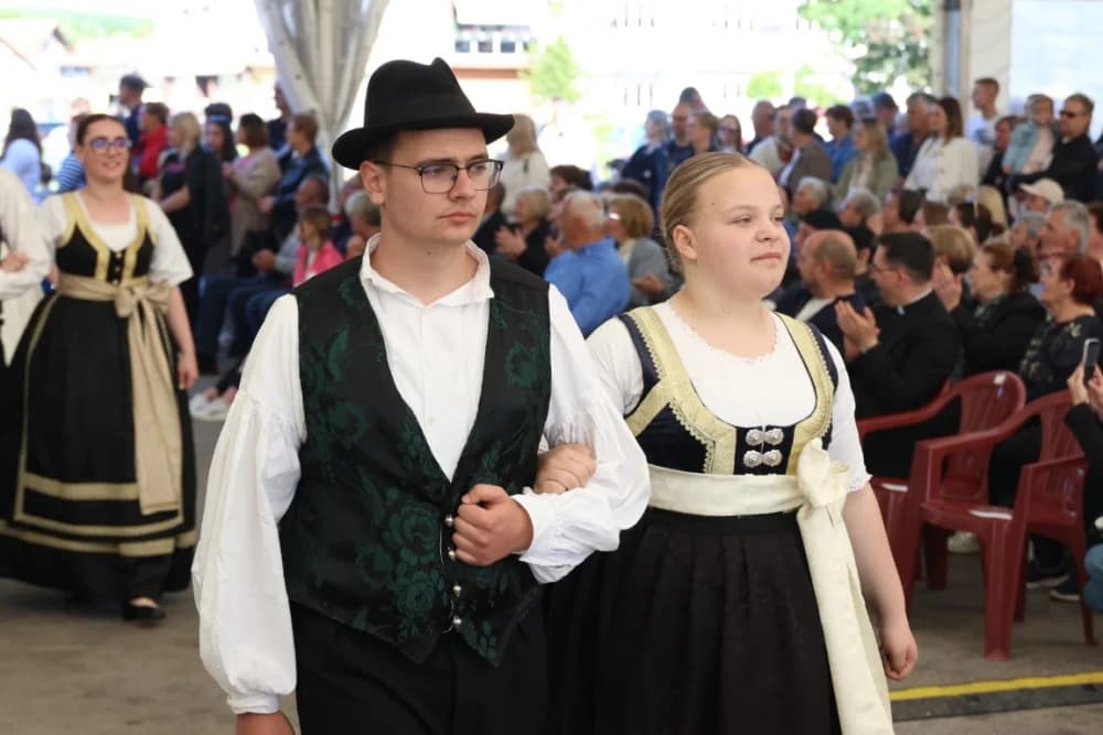 (VELIKA FOTOGALERIJA) Povorka koja je krasila ulice Velike: S ponosom predstavili tradiciju kraja iz kojeg dolaze