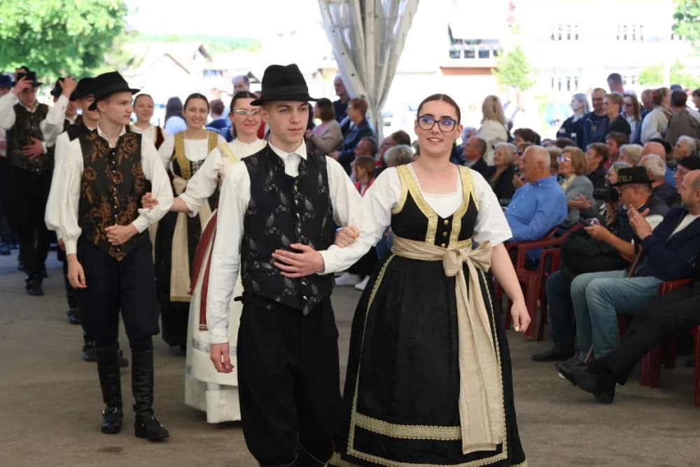 (VELIKA FOTOGALERIJA) Povorka koja je krasila ulice Velike: S ponosom predstavili tradiciju kraja iz kojeg dolaze