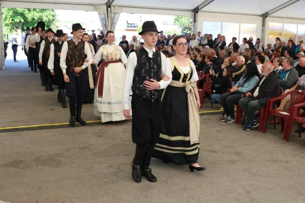 (VELIKA FOTOGALERIJA) Povorka koja je krasila ulice Velike: S ponosom predstavili tradiciju kraja iz kojeg dolaze