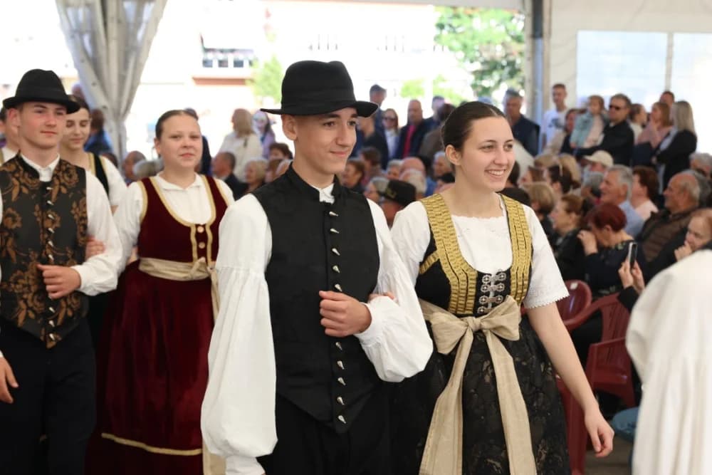 (VELIKA FOTOGALERIJA) Povorka koja je krasila ulice Velike: S ponosom predstavili tradiciju kraja iz kojeg dolaze