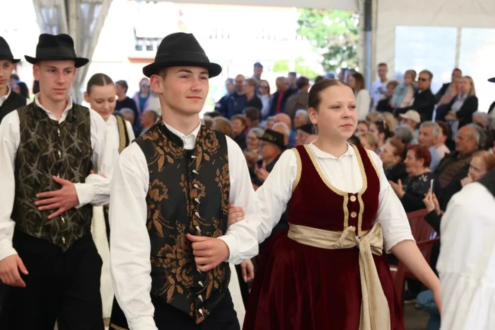 (VELIKA FOTOGALERIJA) Povorka koja je krasila ulice Velike: S ponosom predstavili tradiciju kraja iz kojeg dolaze