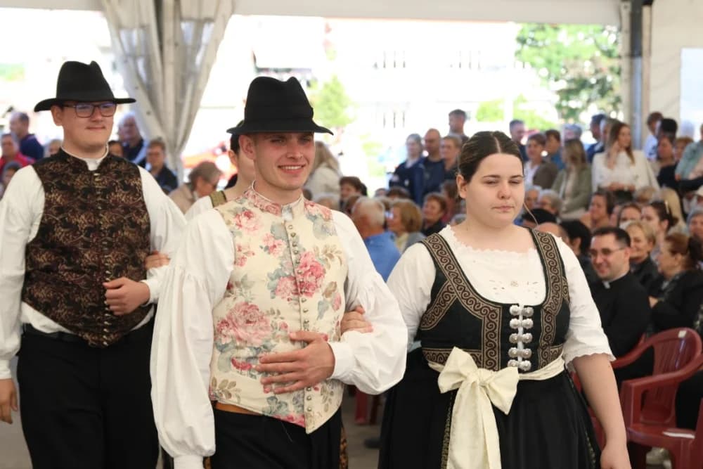 (VELIKA FOTOGALERIJA) Povorka koja je krasila ulice Velike: S ponosom predstavili tradiciju kraja iz kojeg dolaze