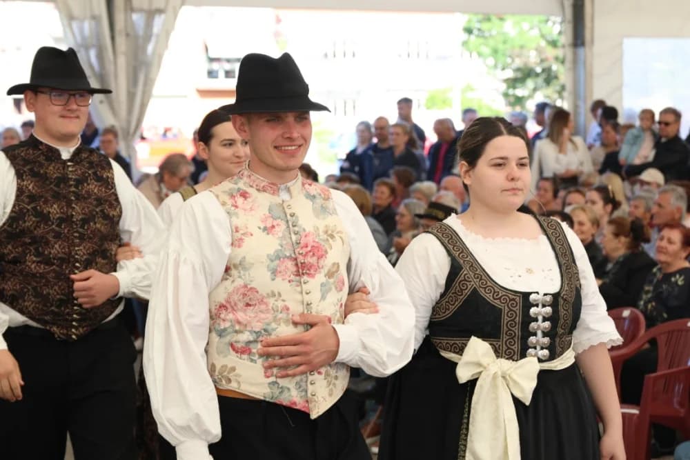 (VELIKA FOTOGALERIJA) Povorka koja je krasila ulice Velike: S ponosom predstavili tradiciju kraja iz kojeg dolaze