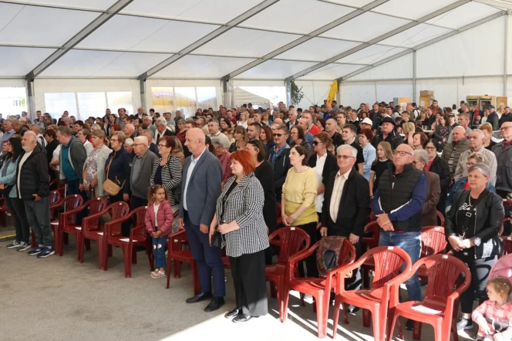 (VELIKA FOTOGALERIJA) Povorka koja je krasila ulice Velike: S ponosom predstavili tradiciju kraja iz kojeg dolaze