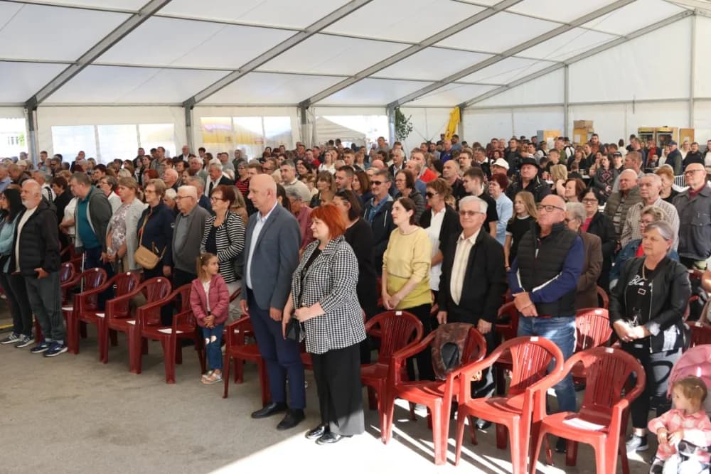 (VELIKA FOTOGALERIJA) Povorka koja je krasila ulice Velike: S ponosom predstavili tradiciju kraja iz kojeg dolaze