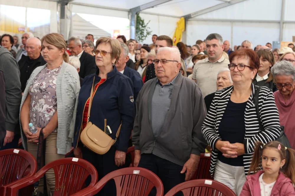 (VELIKA FOTOGALERIJA) Povorka koja je krasila ulice Velike: S ponosom predstavili tradiciju kraja iz kojeg dolaze