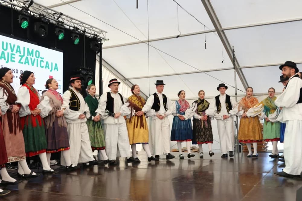 (VELIKA FOTOGALERIJA) Povorka koja je krasila ulice Velike: S ponosom predstavili tradiciju kraja iz kojeg dolaze