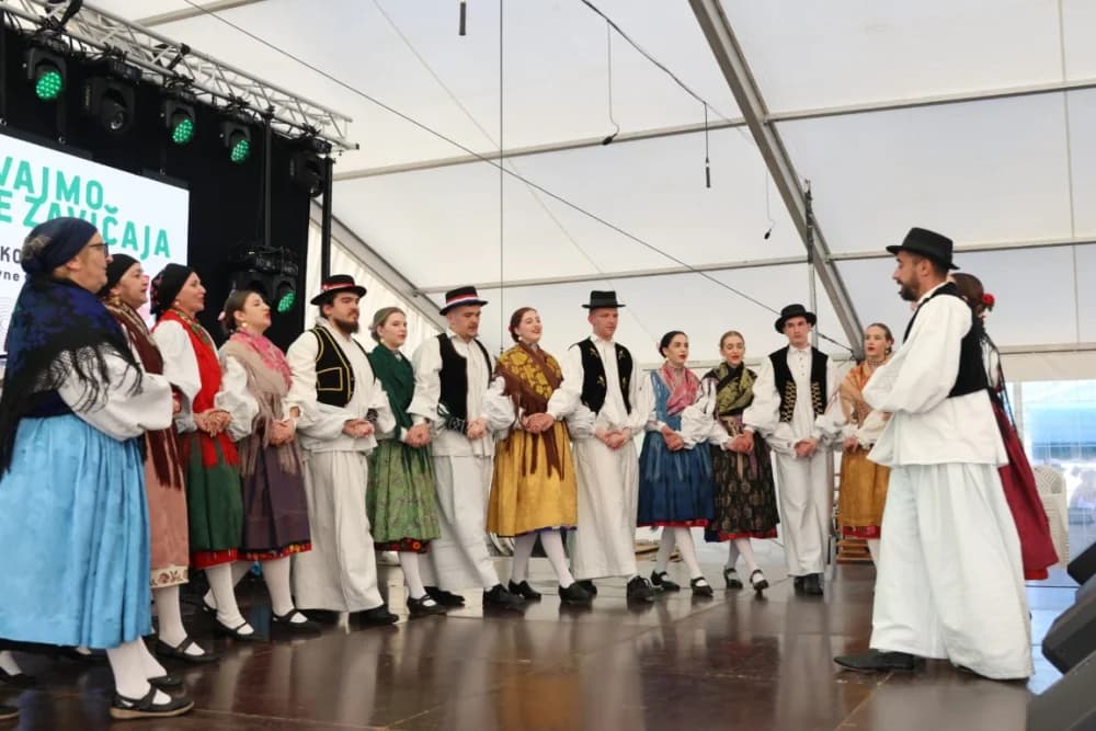 (VELIKA FOTOGALERIJA) Povorka koja je krasila ulice Velike: S ponosom predstavili tradiciju kraja iz kojeg dolaze