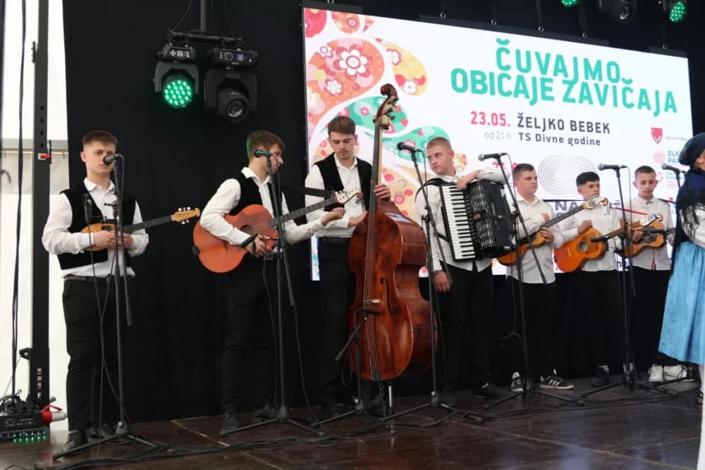 (VELIKA FOTOGALERIJA) Povorka koja je krasila ulice Velike: S ponosom predstavili tradiciju kraja iz kojeg dolaze