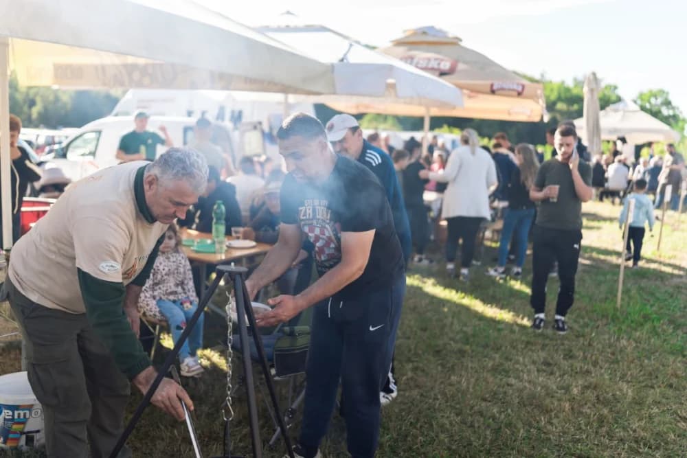 BRESTOVAČKA FIŠIJADA 2025.:   Dvije ekipe ribiča Veličanke skuhale najbolji riblji paprikaš