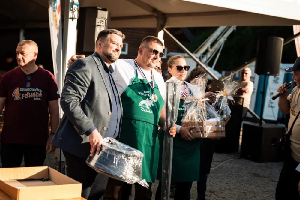 BRESTOVAČKA FIŠIJADA 2025.:   Dvije ekipe ribiča Veličanke skuhale najbolji riblji paprikaš