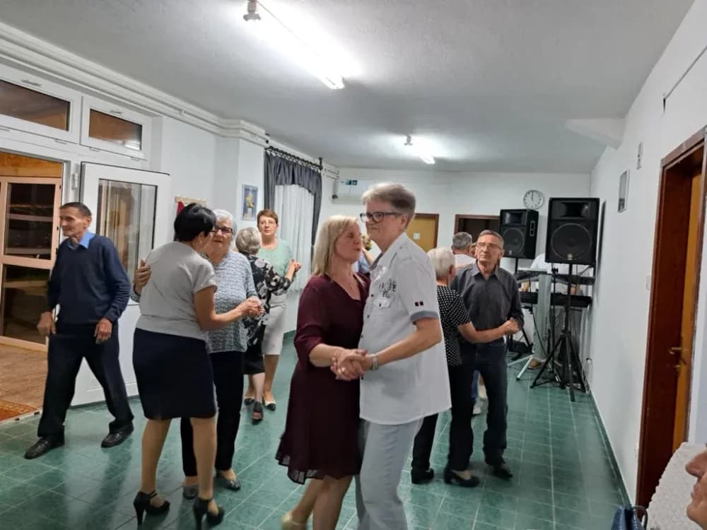 Umirovljenici na svojoj veličkoj zabavi rado i zapjevaju