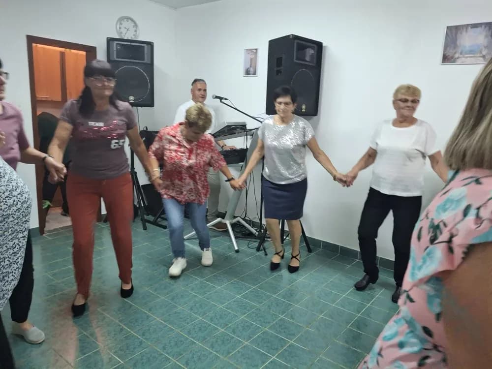 Umirovljenici na svojoj veličkoj zabavi rado i zapjevaju