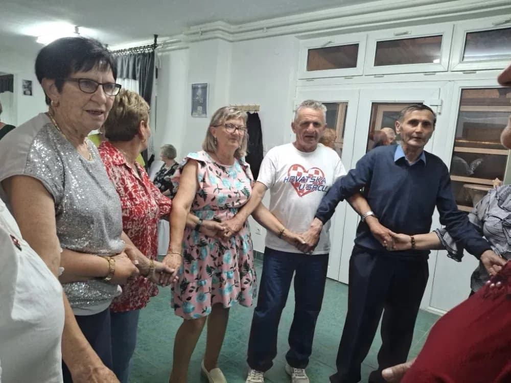 Umirovljenici na svojoj veličkoj zabavi rado i zapjevaju