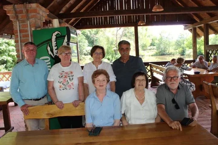 FOTOZABILJEŠKA: Obilježili 53. godišnjicu gimnazijske mature na imanju „Voćarstvo Boić“ u Skenderovcima
