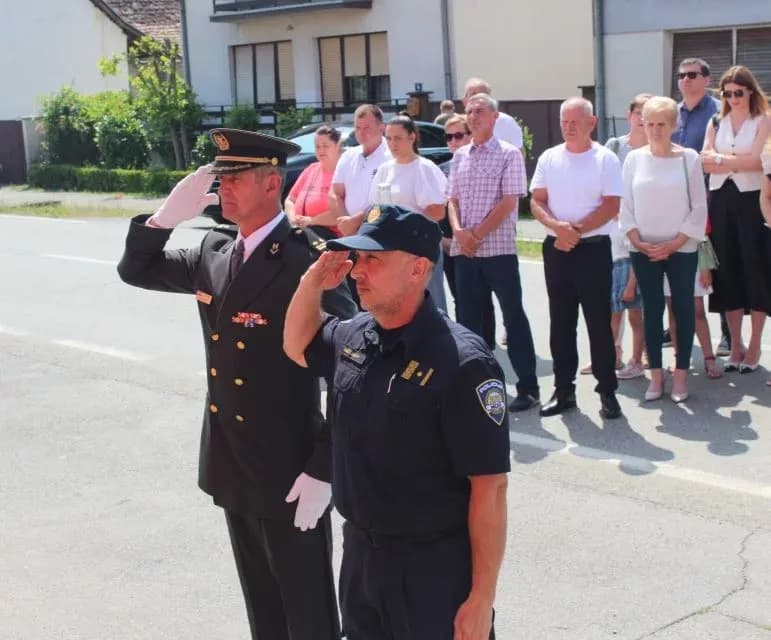 ČAST HEROJU DOMOVINSKOG RATA:  U Buku otkrivena spomen-ploča hrvatskom branitelju Tomi Periću