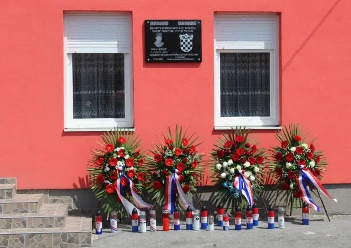 ČAST HEROJU DOMOVINSKOG RATA:  U Buku otkrivena spomen-ploča hrvatskom branitelju Tomi Periću