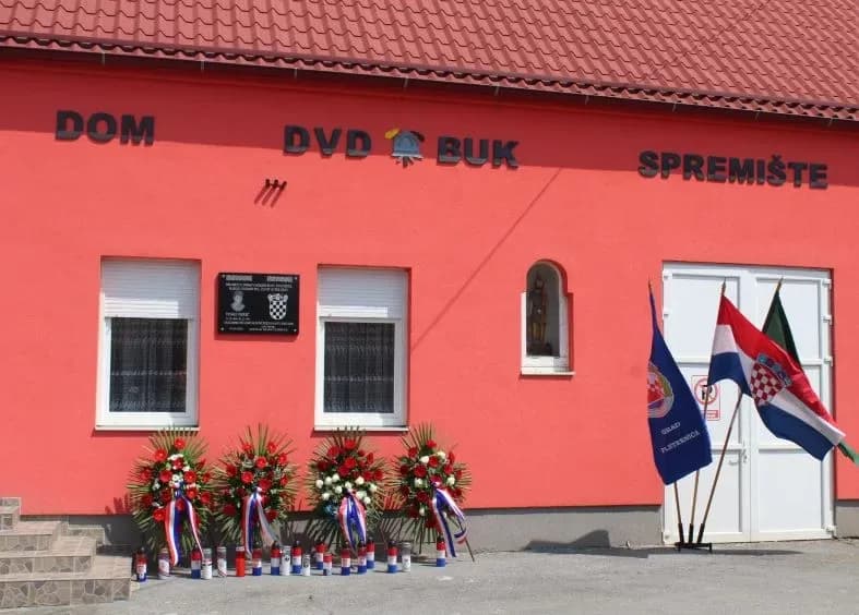 ČAST HEROJU DOMOVINSKOG RATA:  U Buku otkrivena spomen-ploča hrvatskom branitelju Tomi Periću