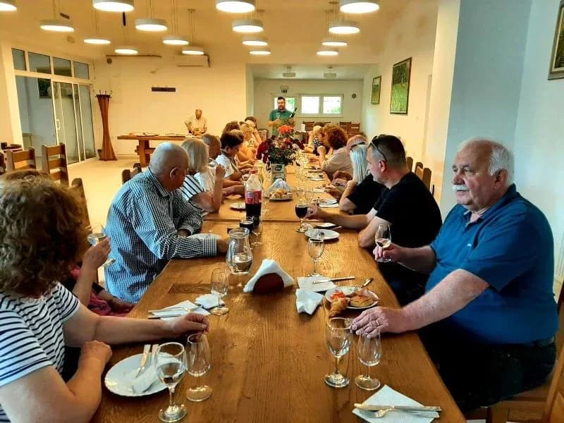 ŽUPANIJSKA UDRUGA „MATKO PEIĆ“: U Pleternici i Požegi ugostili svoje prijatelje iz Surčina